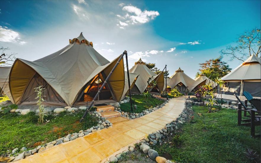 Holos Retreat Center: The Entire Ridge Basecamp Baru ภายนอก รูปภาพ